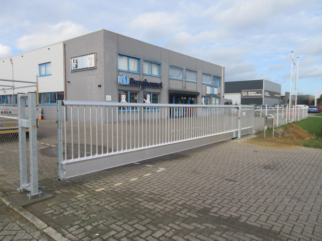 Schuifpoort voor parkeerplaats